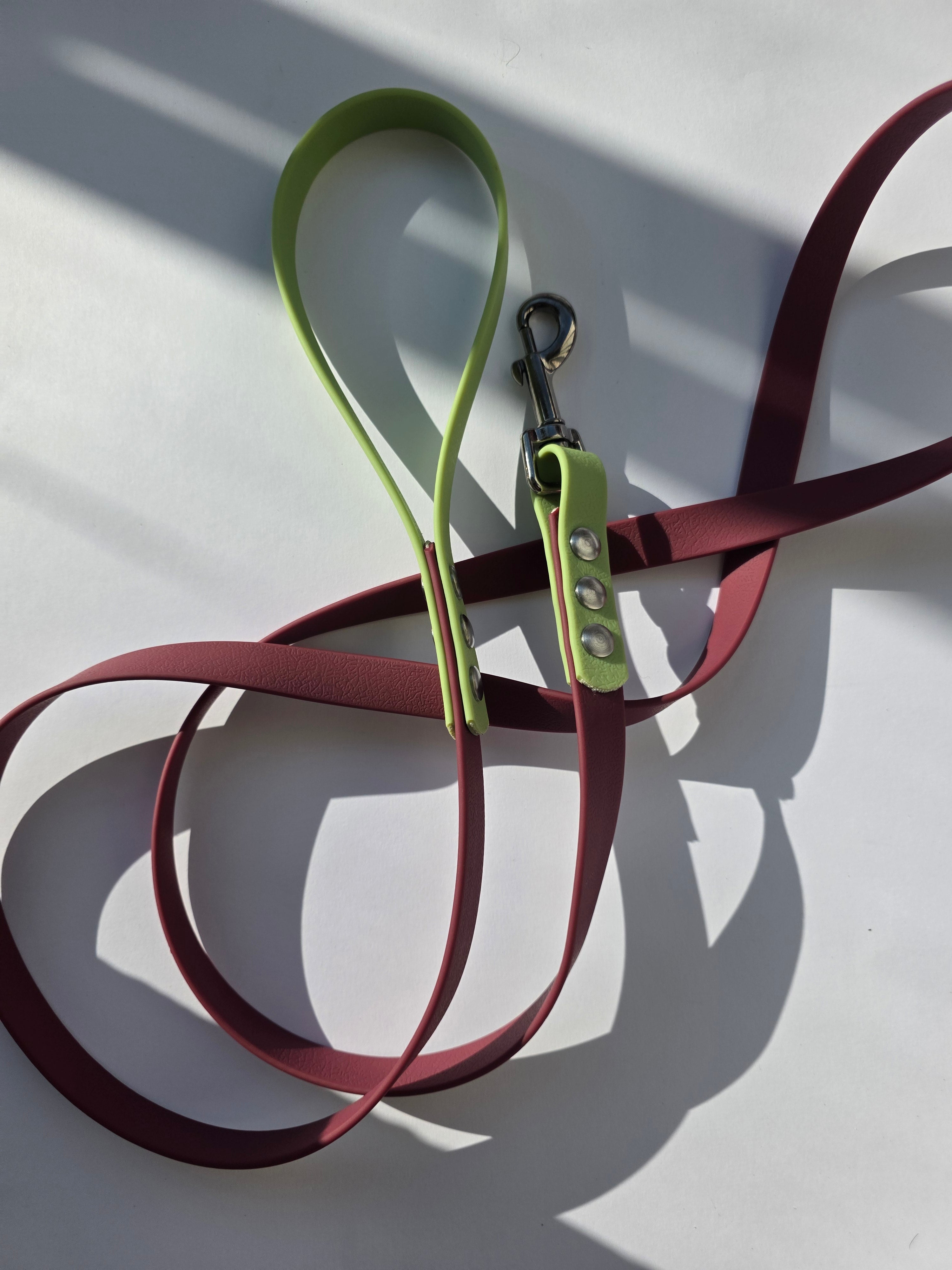 Pavadėlis dengtas PVC, bordo su žalia rankena