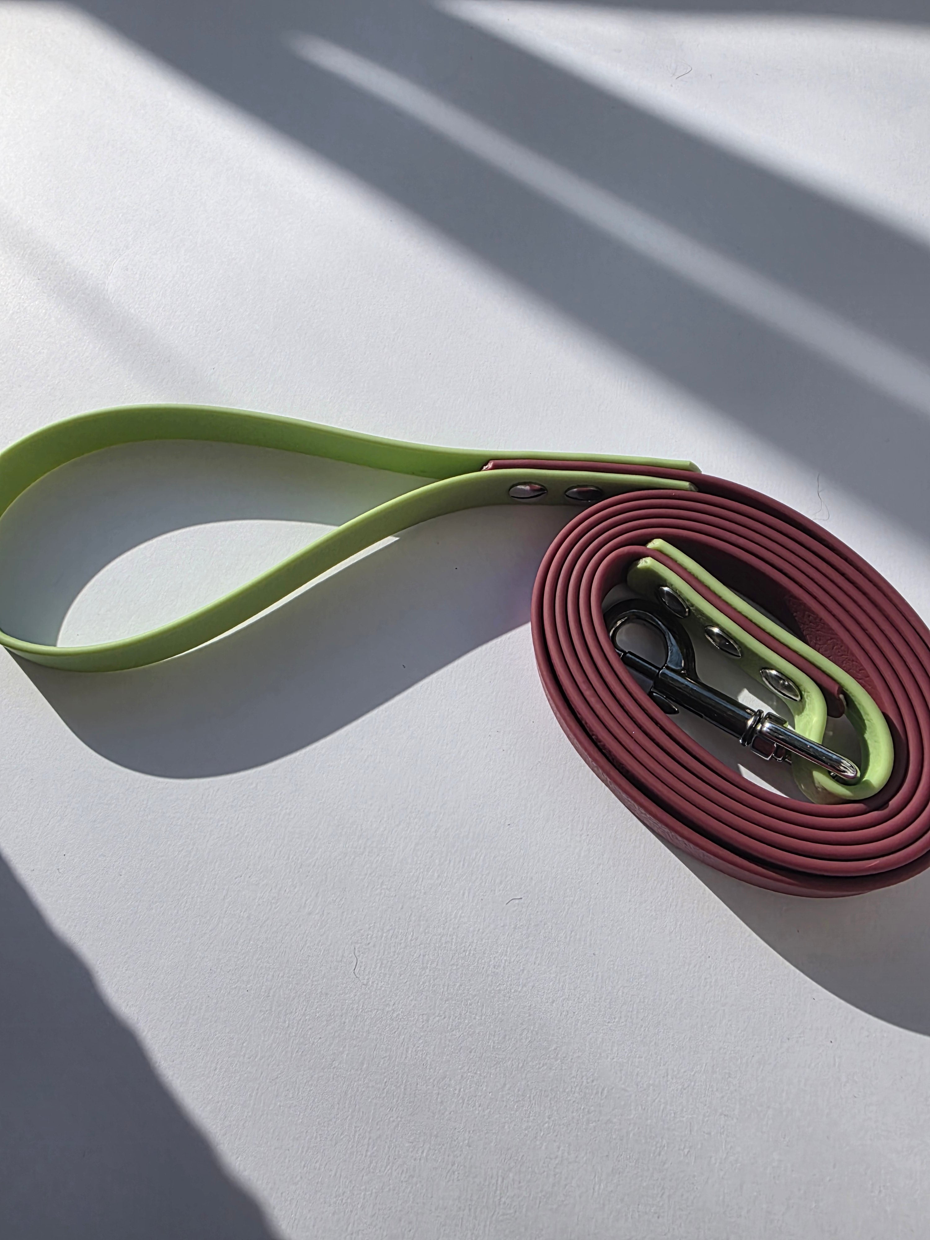 Pavadėlis dengtas PVC, bordo su žalia rankena