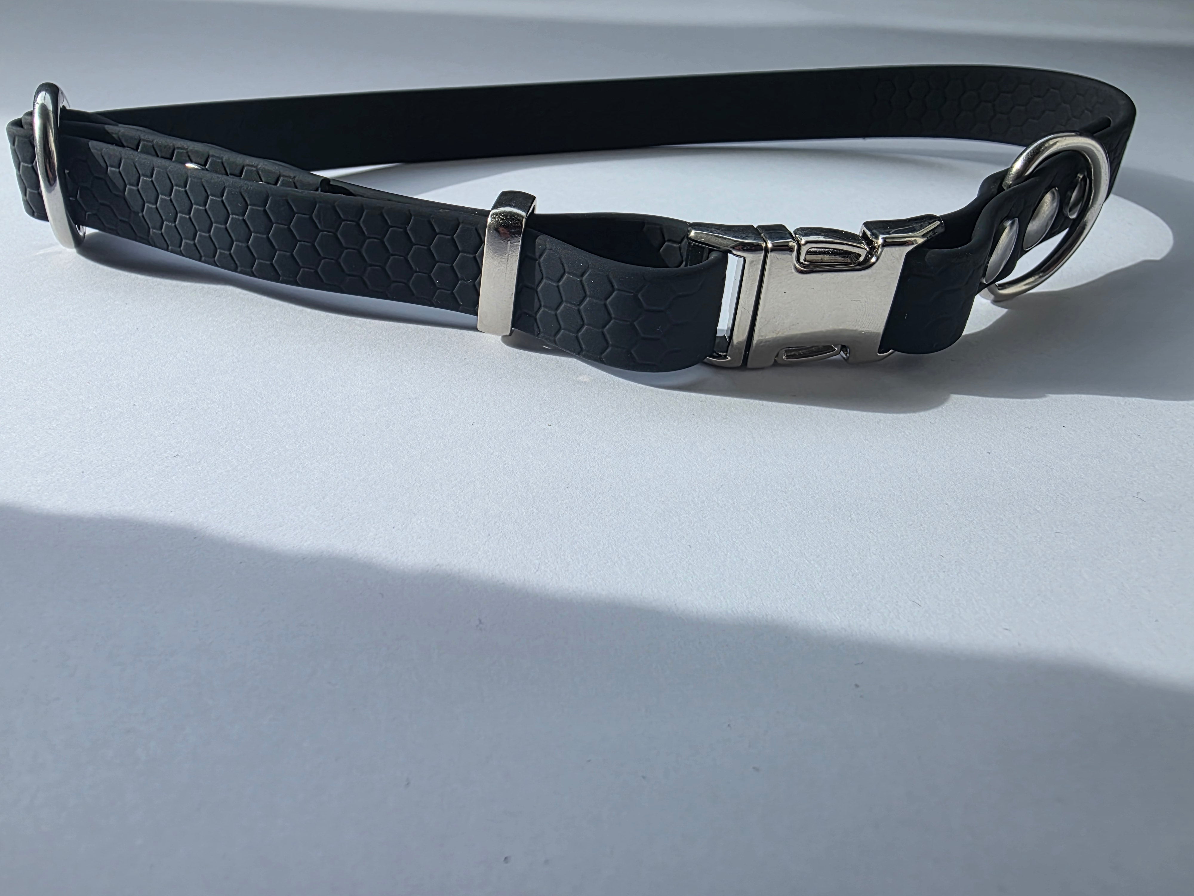 Reguliuojamas antkaklis dengtas PVC, Hexa, Juodas su raštu