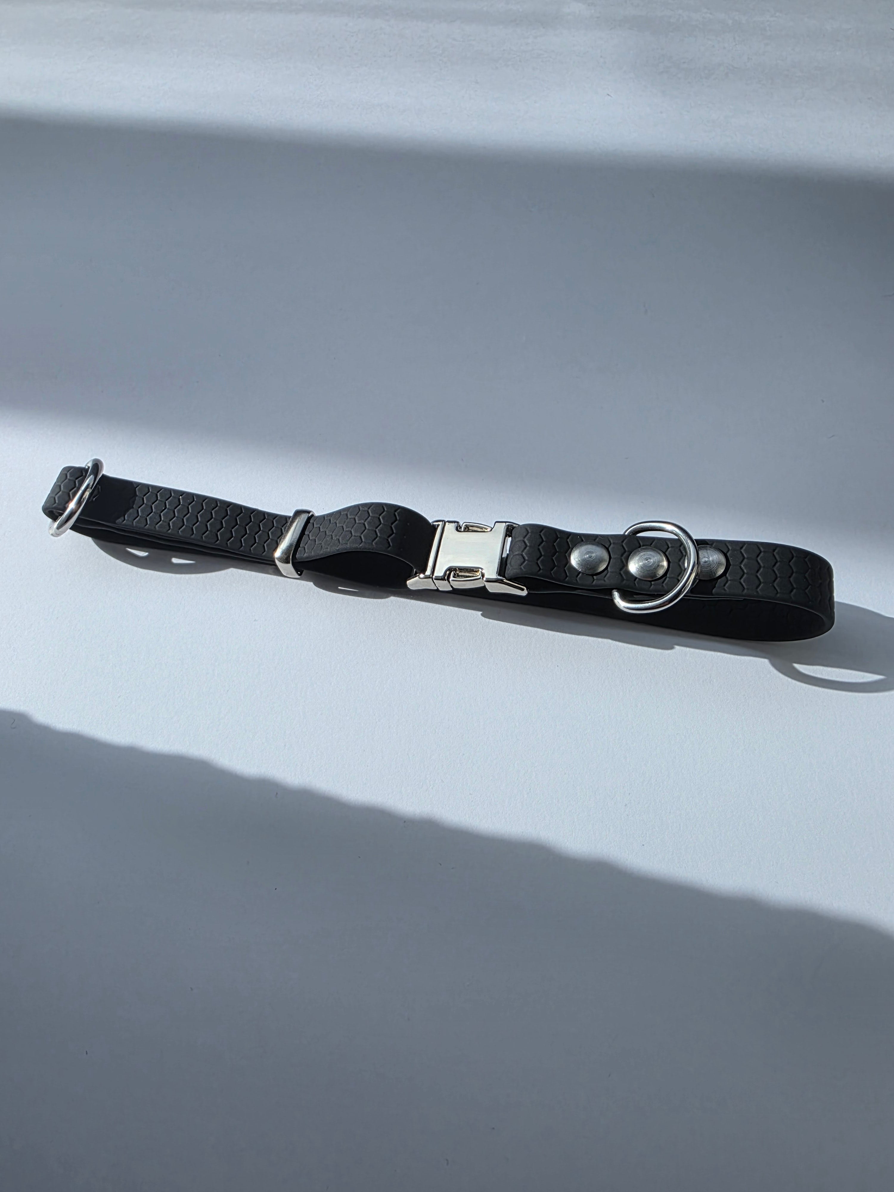 Reguliuojamas antkaklis dengtas PVC, Hexa, Juodas su raštu