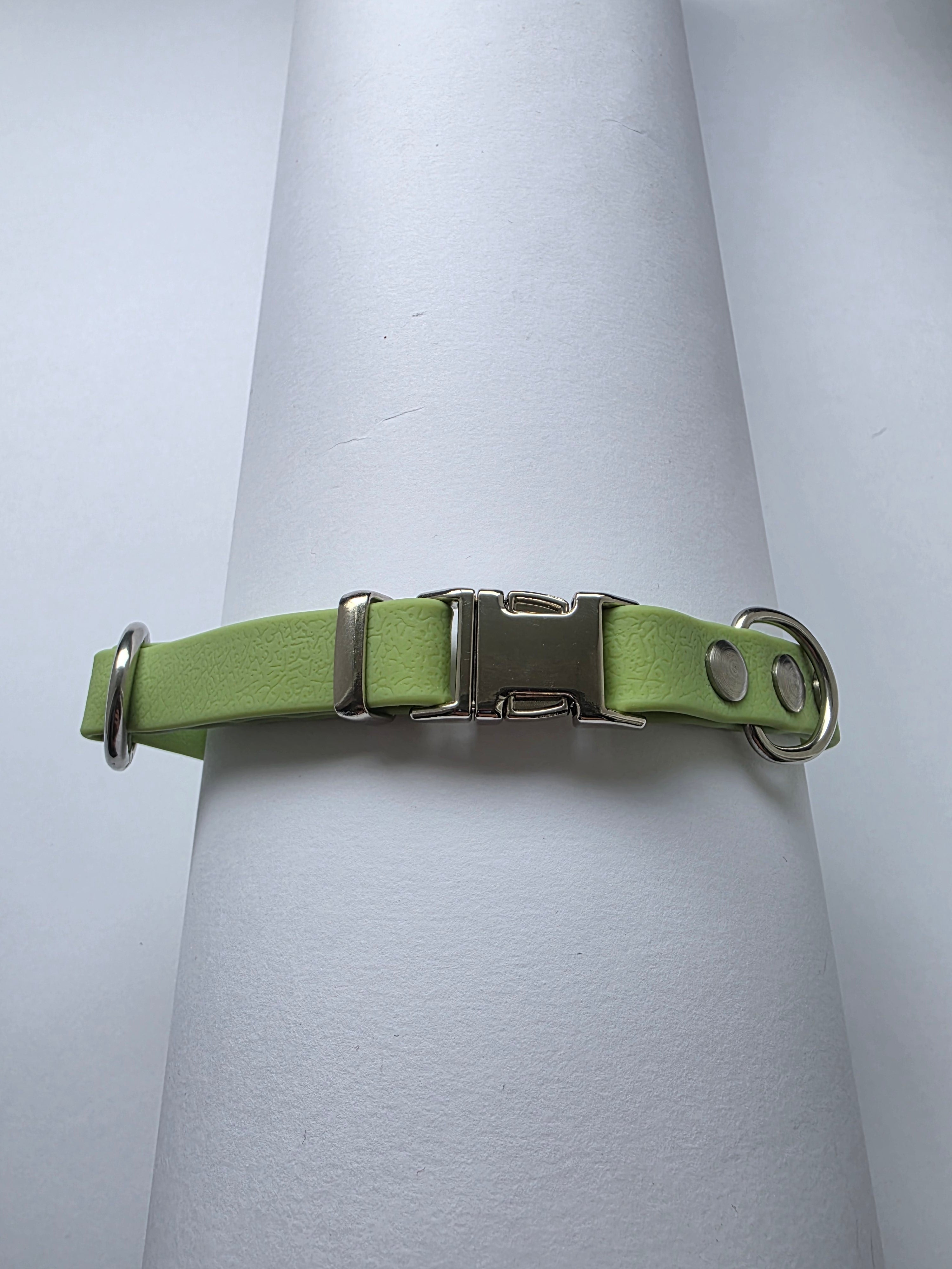 Reguliuojamas antkaklis dengtas PVC, Žalias