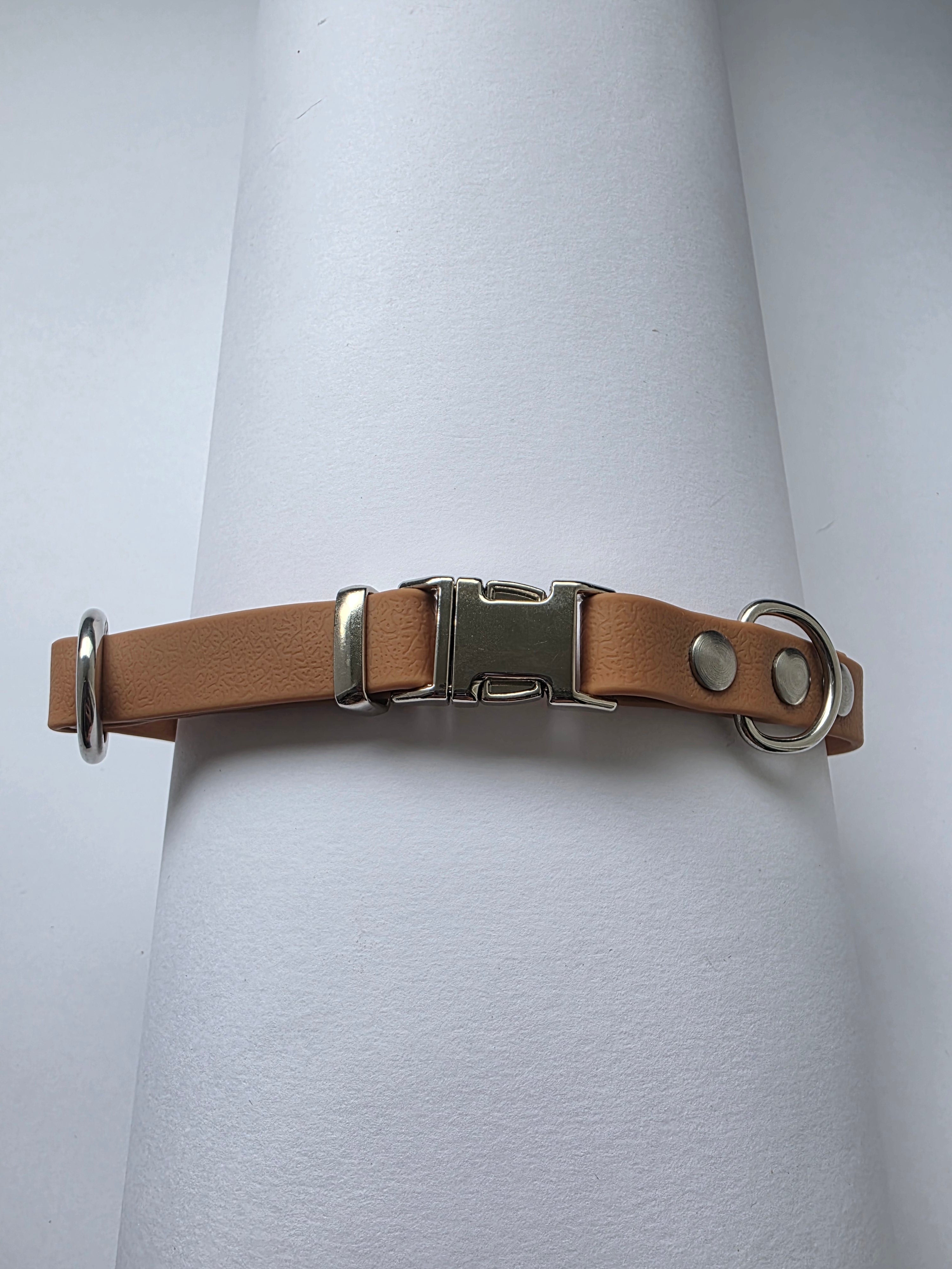 Reguliuojamas antkaklis dengtas PVC, Rudas