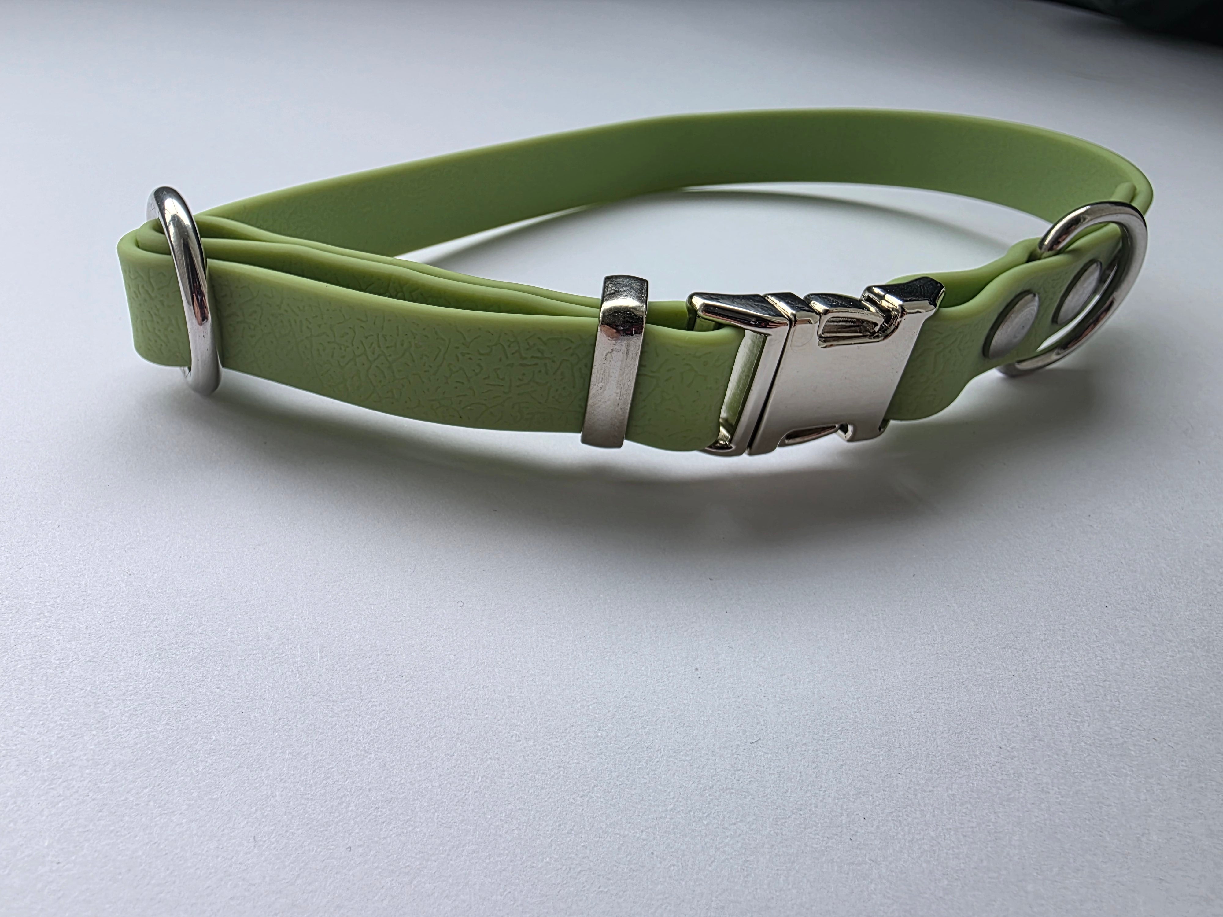 Reguliuojamas antkaklis dengtas PVC, Žalias