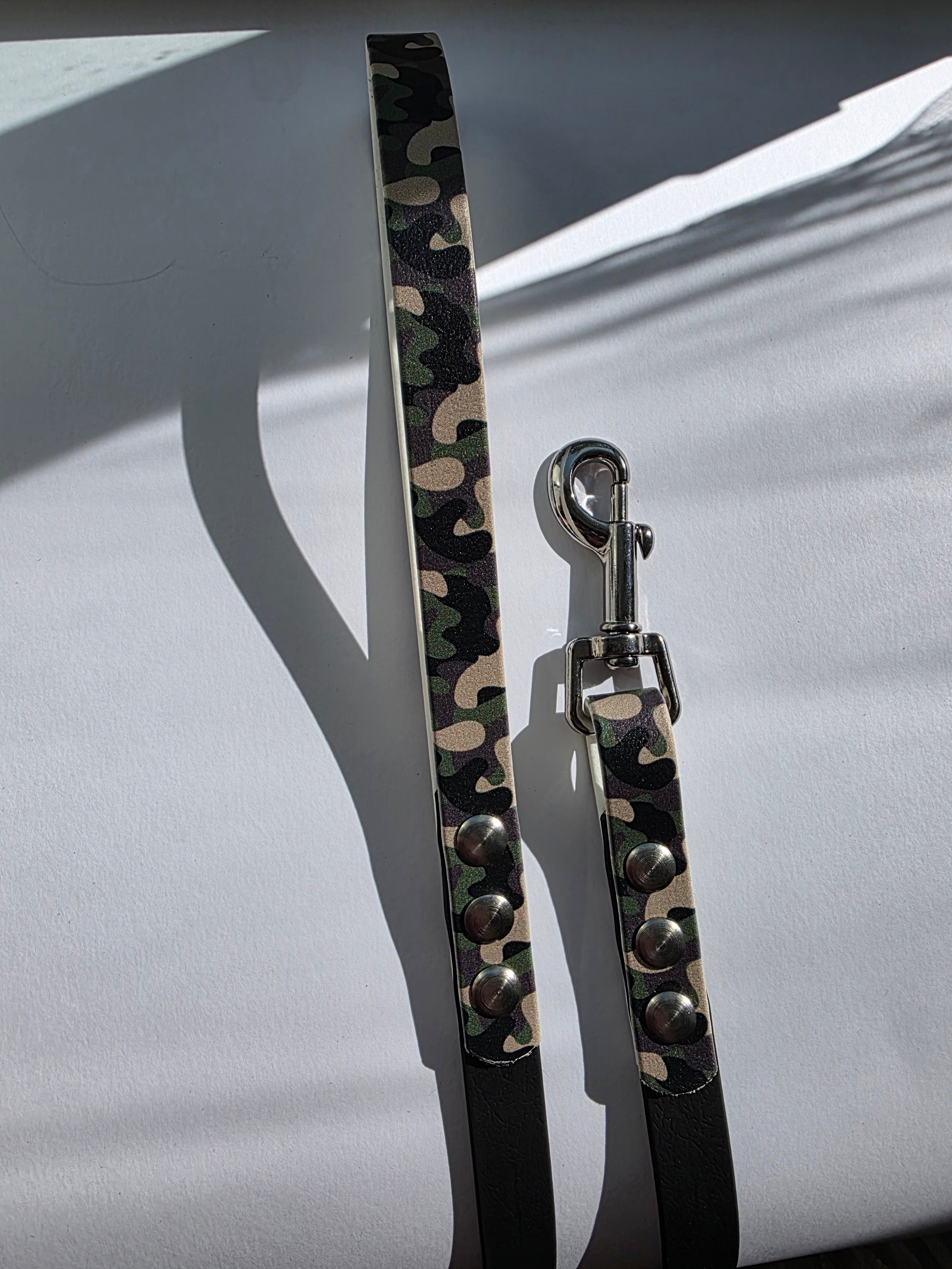 Pavadėlis dengtas PVC, juodas su kamufliažo spaudos biotano rankenomis