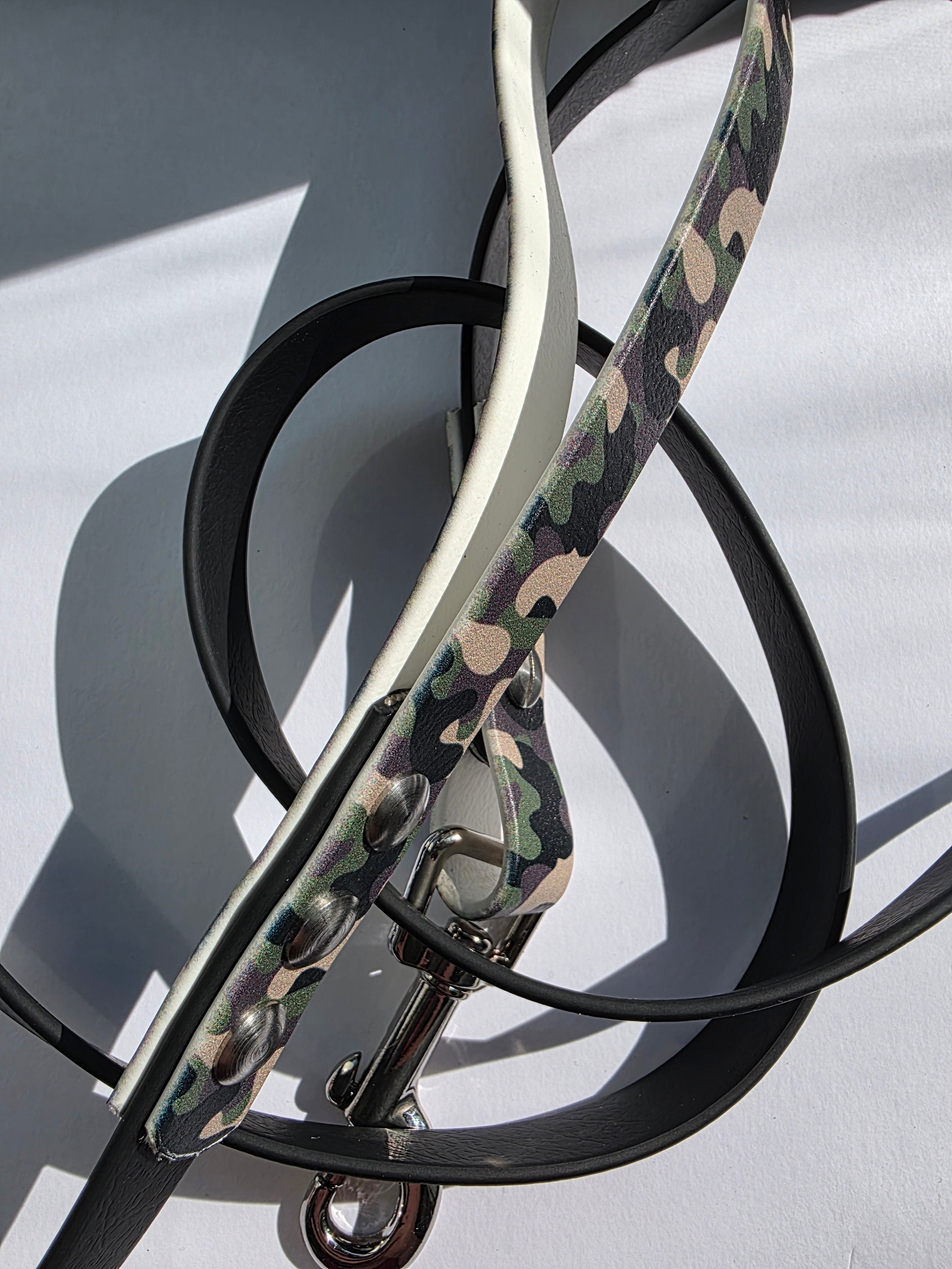 Pavadėlis dengtas PVC, juodas su kamufliažo spaudos biotano rankenomis