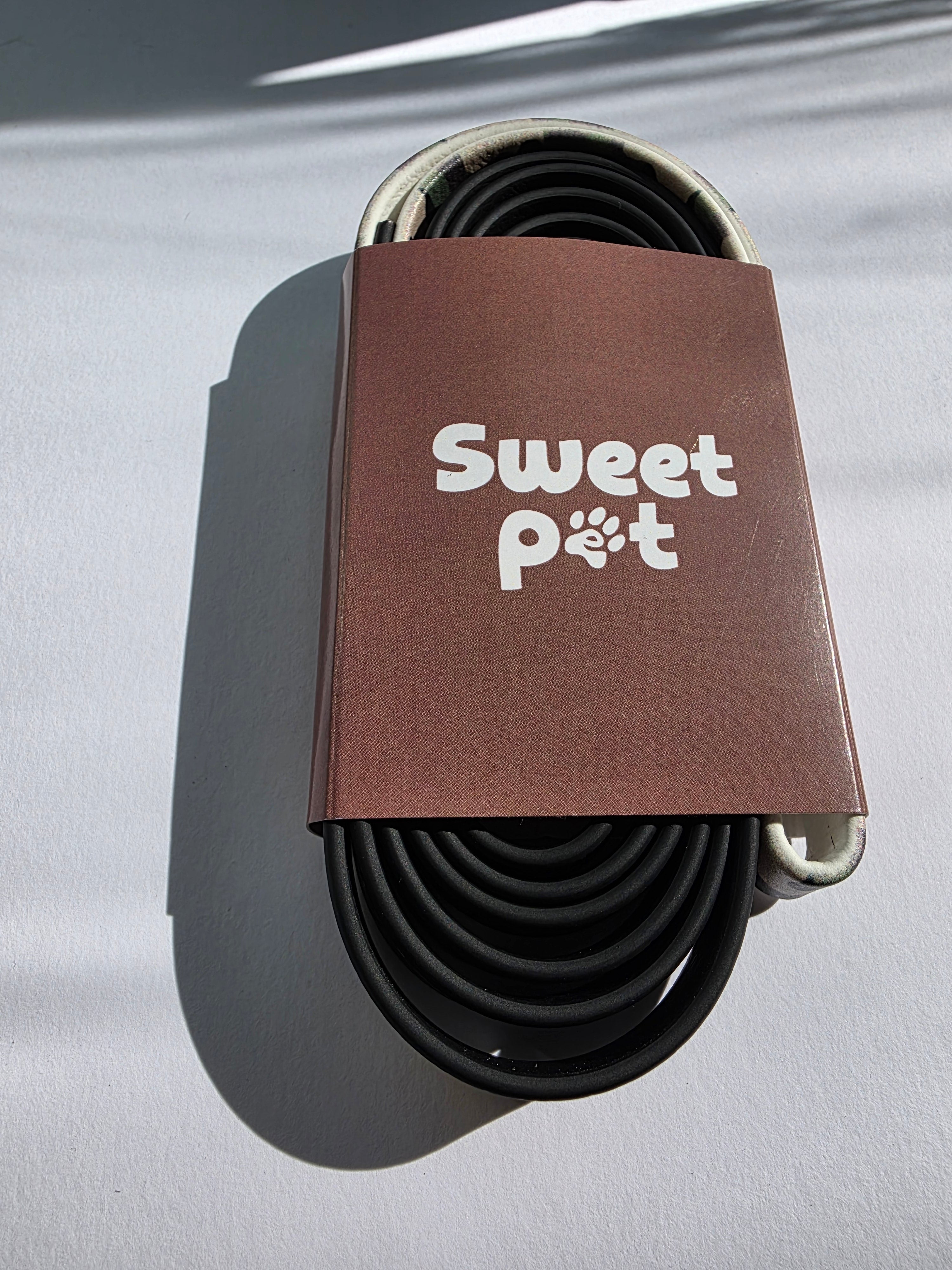 Pavadėlis dengtas PVC, juodas su kamufliažo spaudos biotano rankenomis