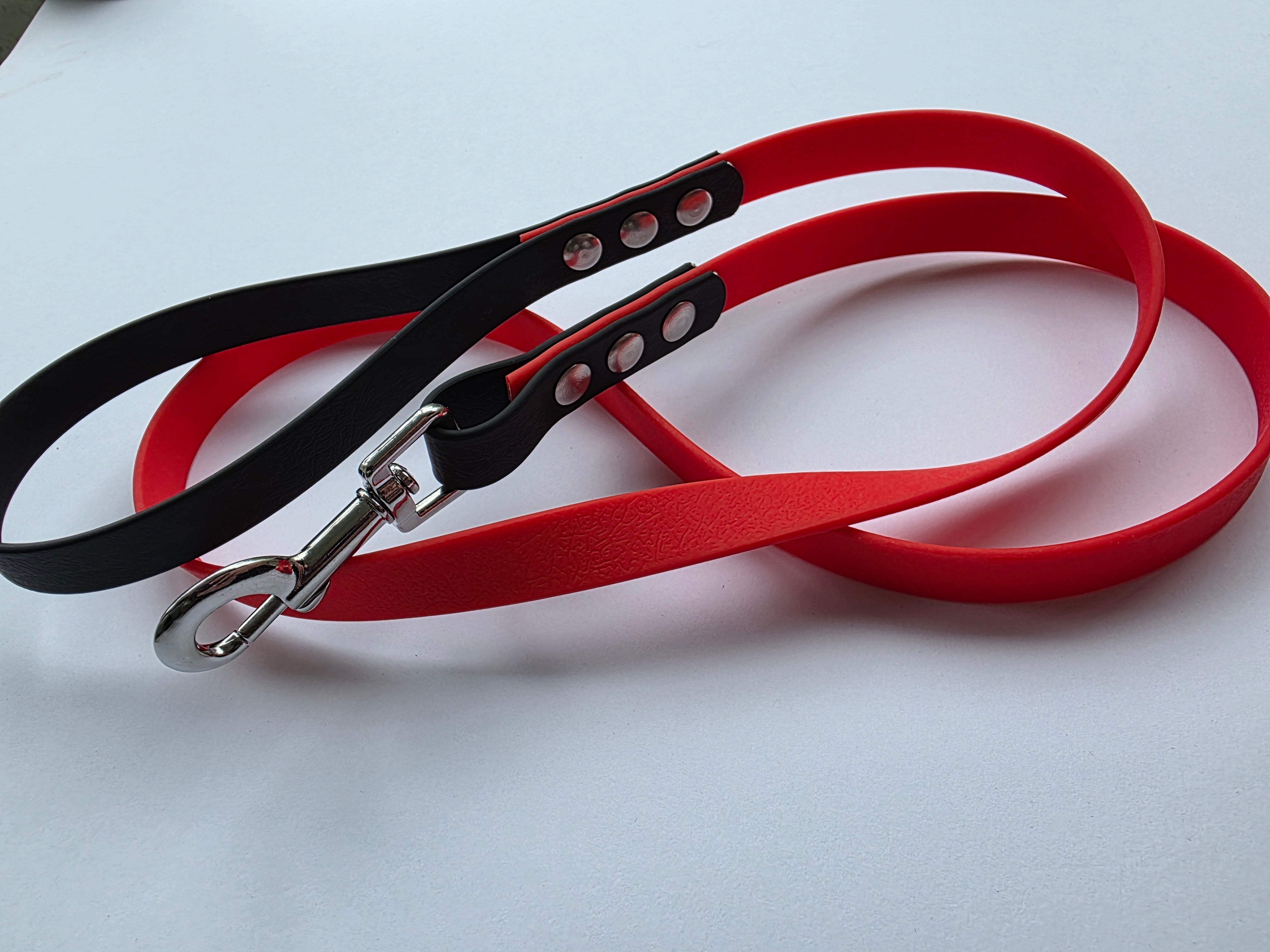 Pavadėlis dengtas PVC, raudonas su juoda rankena