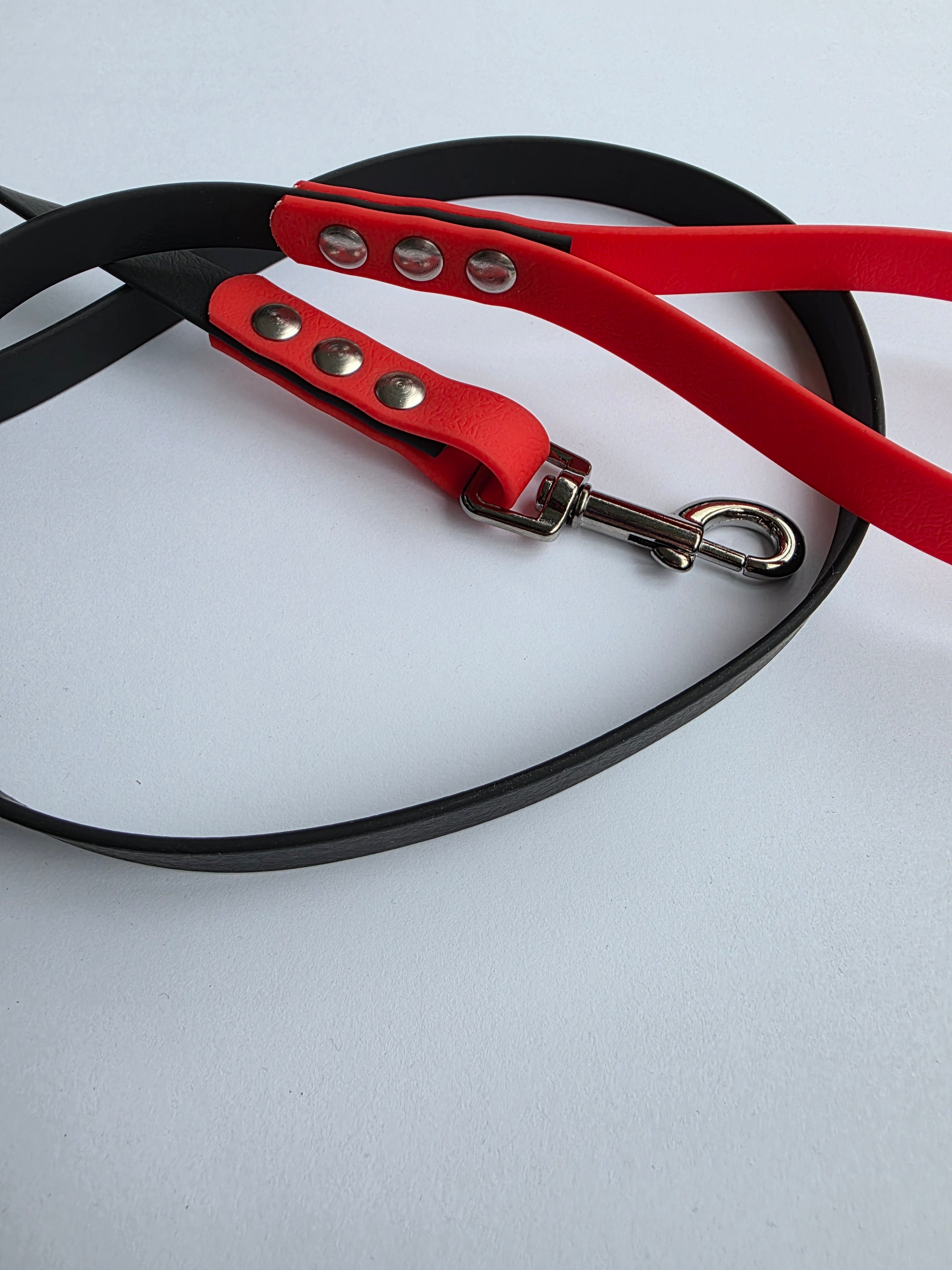 Pavadėlis dengtas PVC, raudonas su juoda rankena