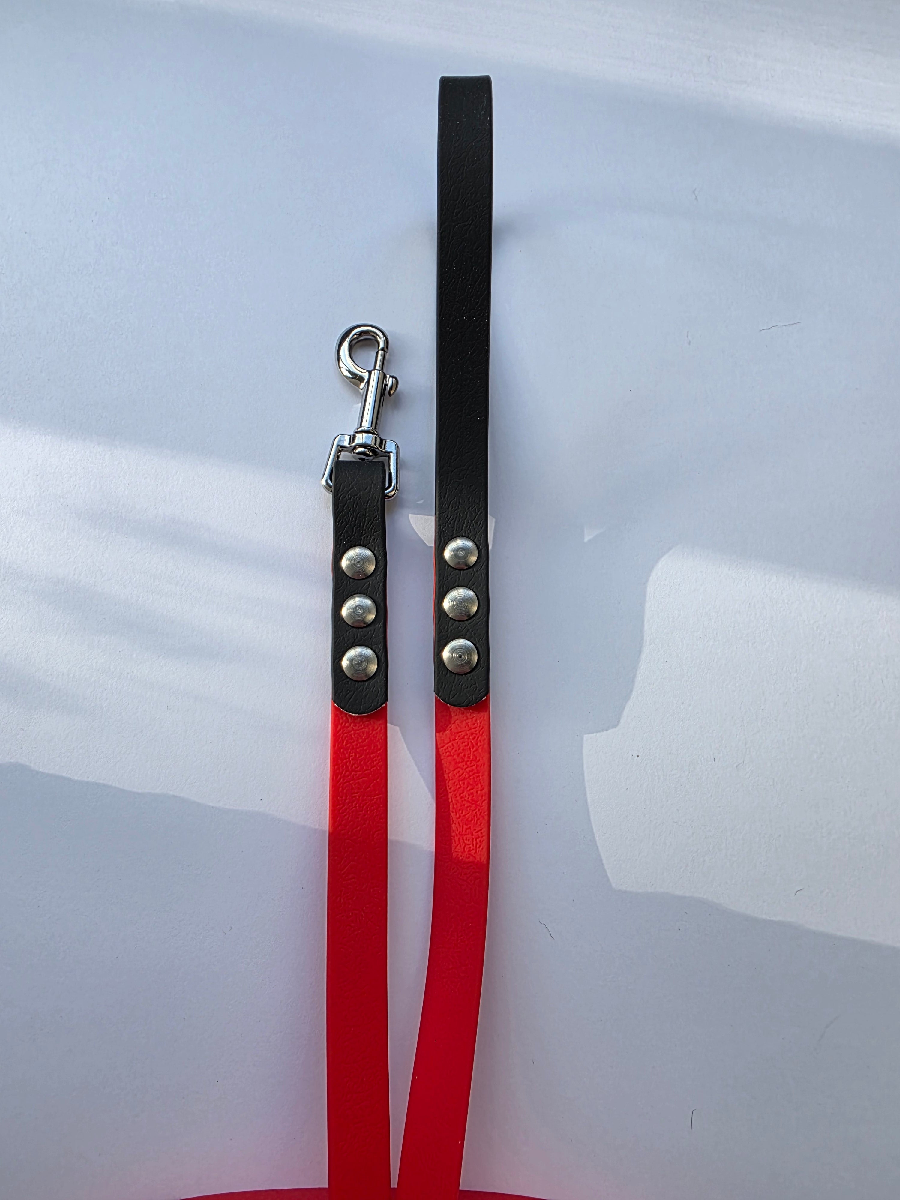 Pavadėlis dengtas PVC, raudonas su juoda rankena