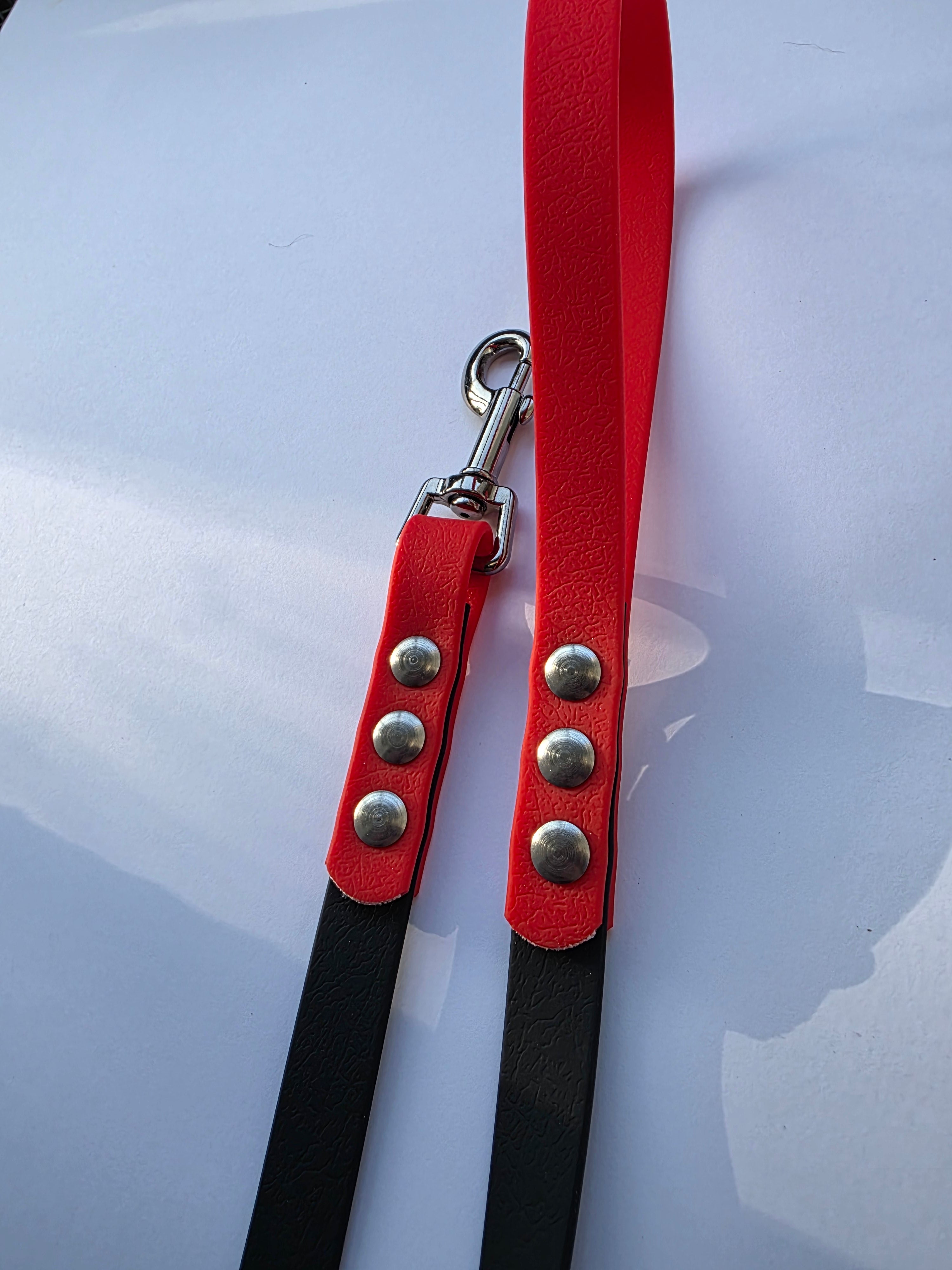 Pavadėlis dengtas PVC, juodas su raudona rankena