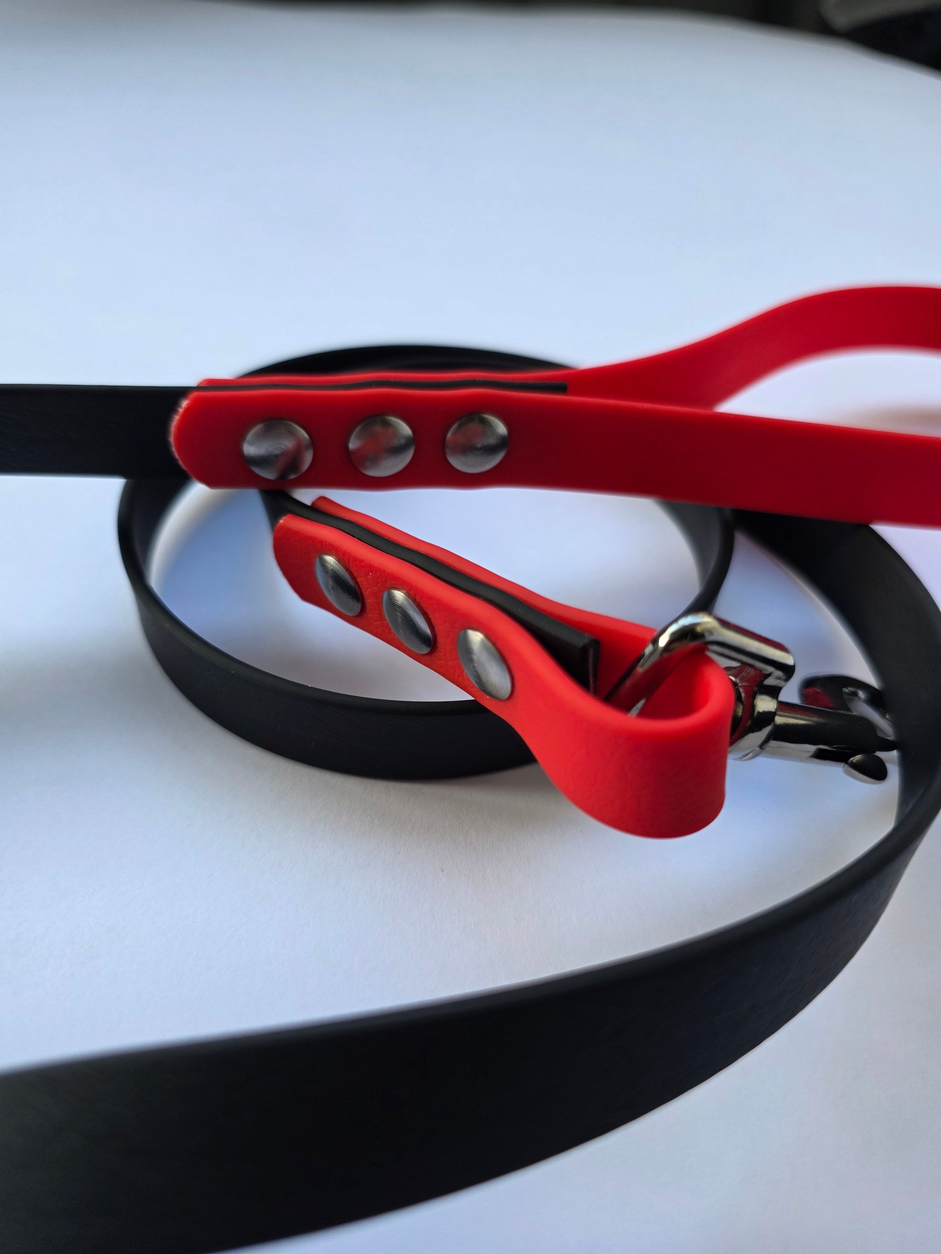 Pavadėlis dengtas PVC, juodas su raudona rankena