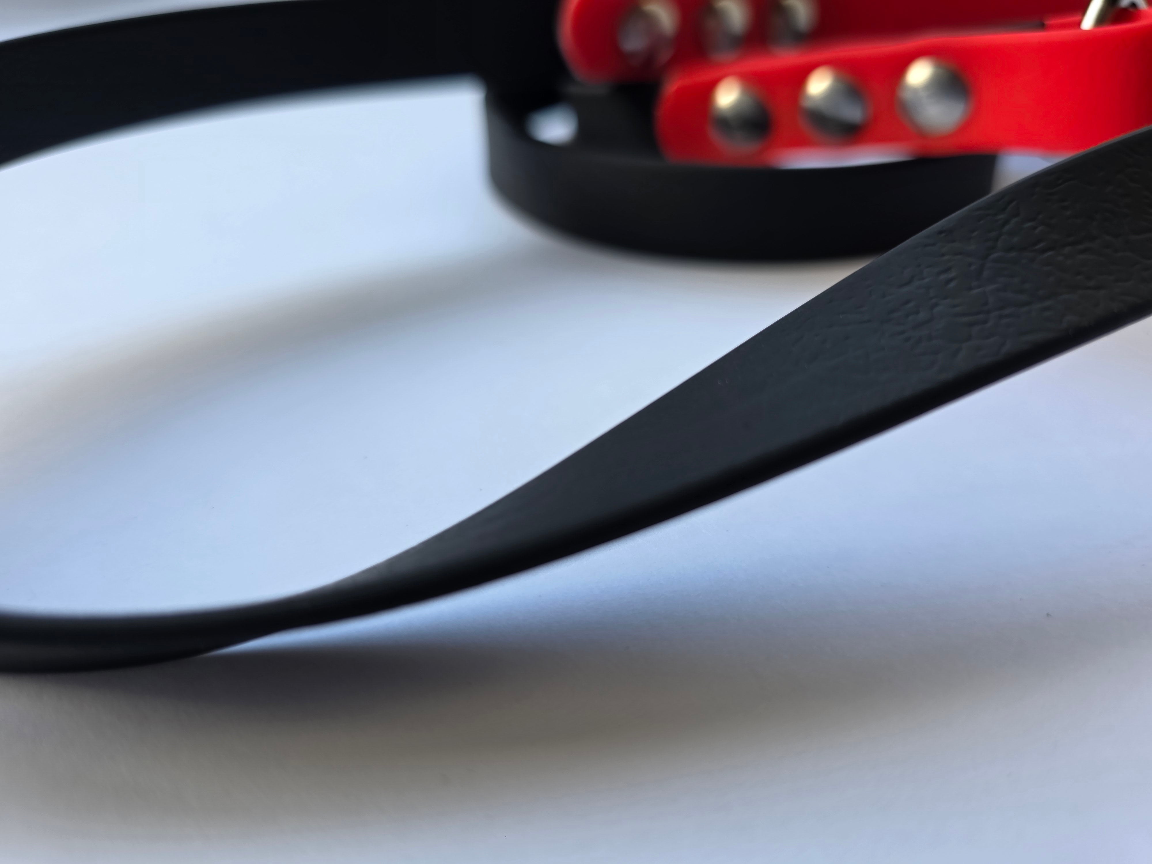 Pavadėlis dengtas PVC, juodas su raudona rankena