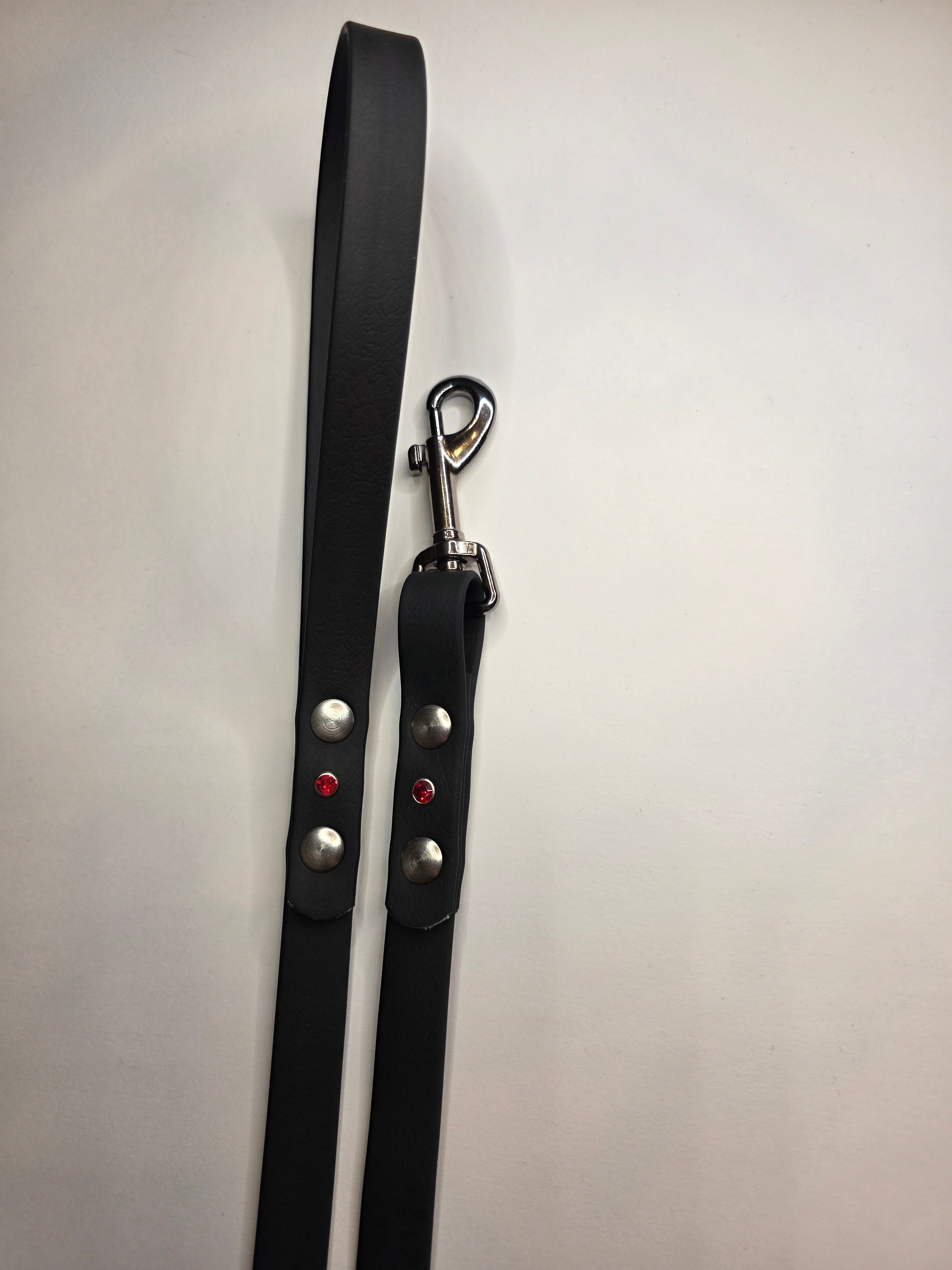 Pavadėlis dengtas PVC, Juodas su raudonu kristaliuku