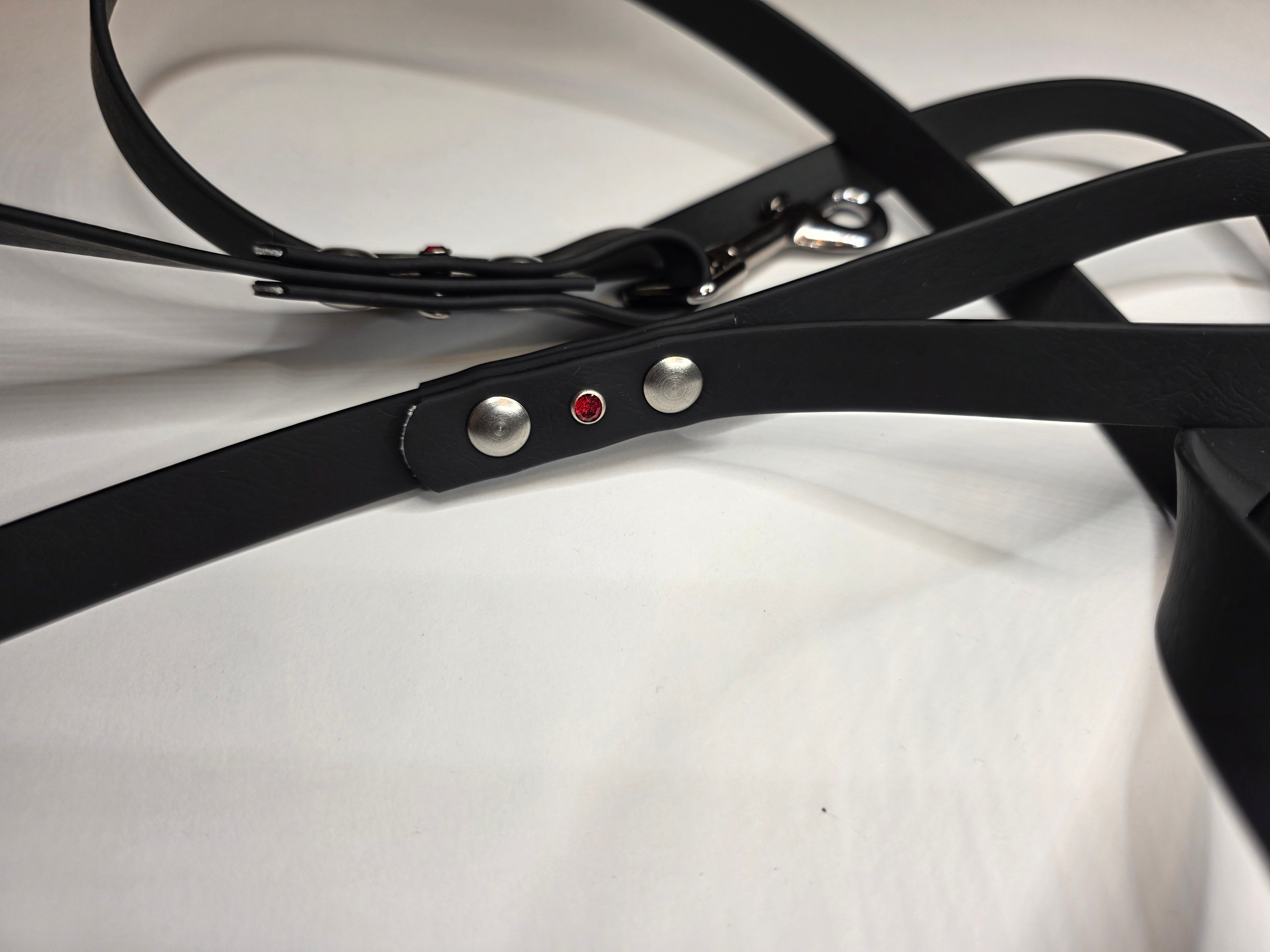 Pavadėlis dengtas PVC, Juodas su raudonu kristaliuku