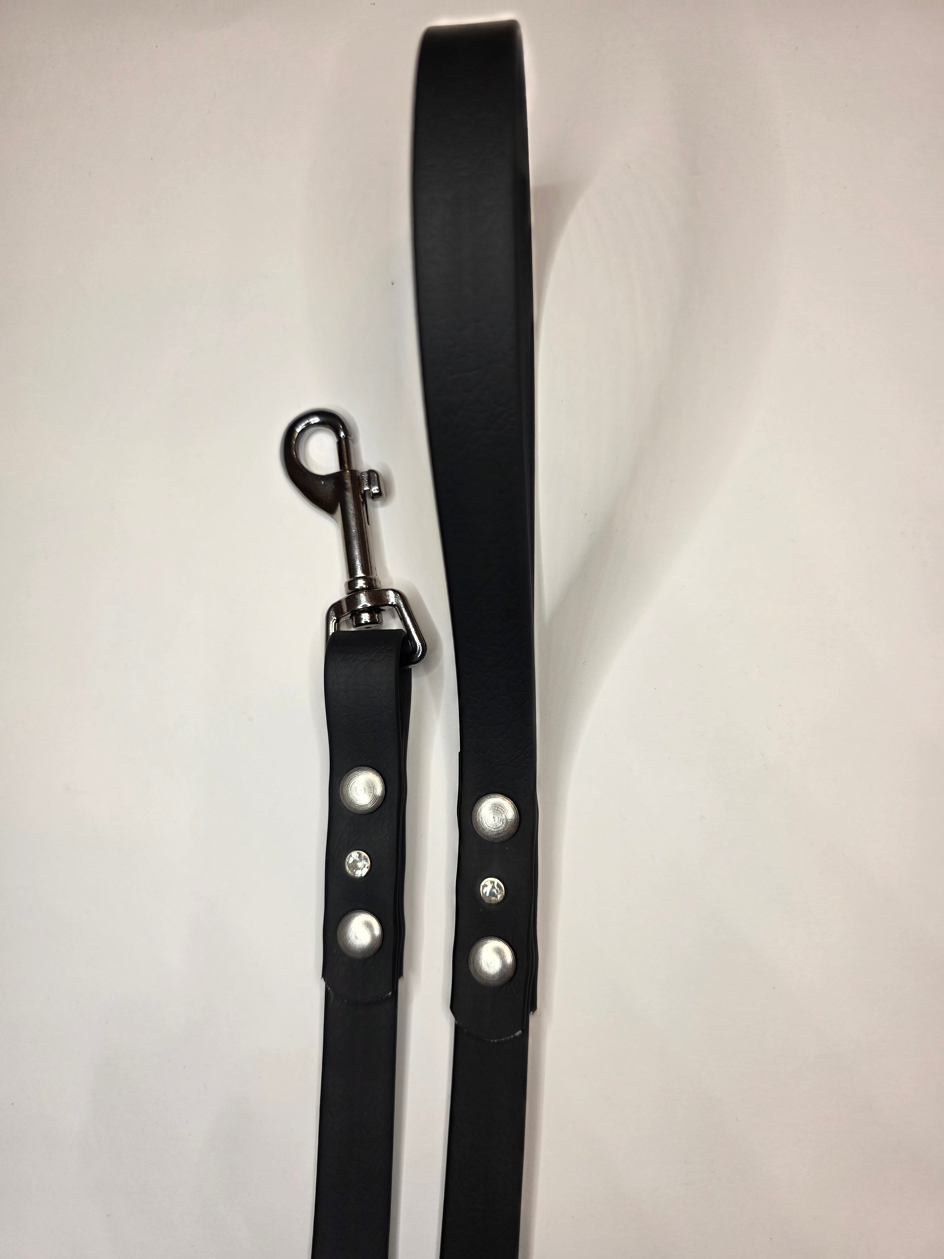 Pavadėlis dengtas PVC, Juodas su baltu kristaliuku