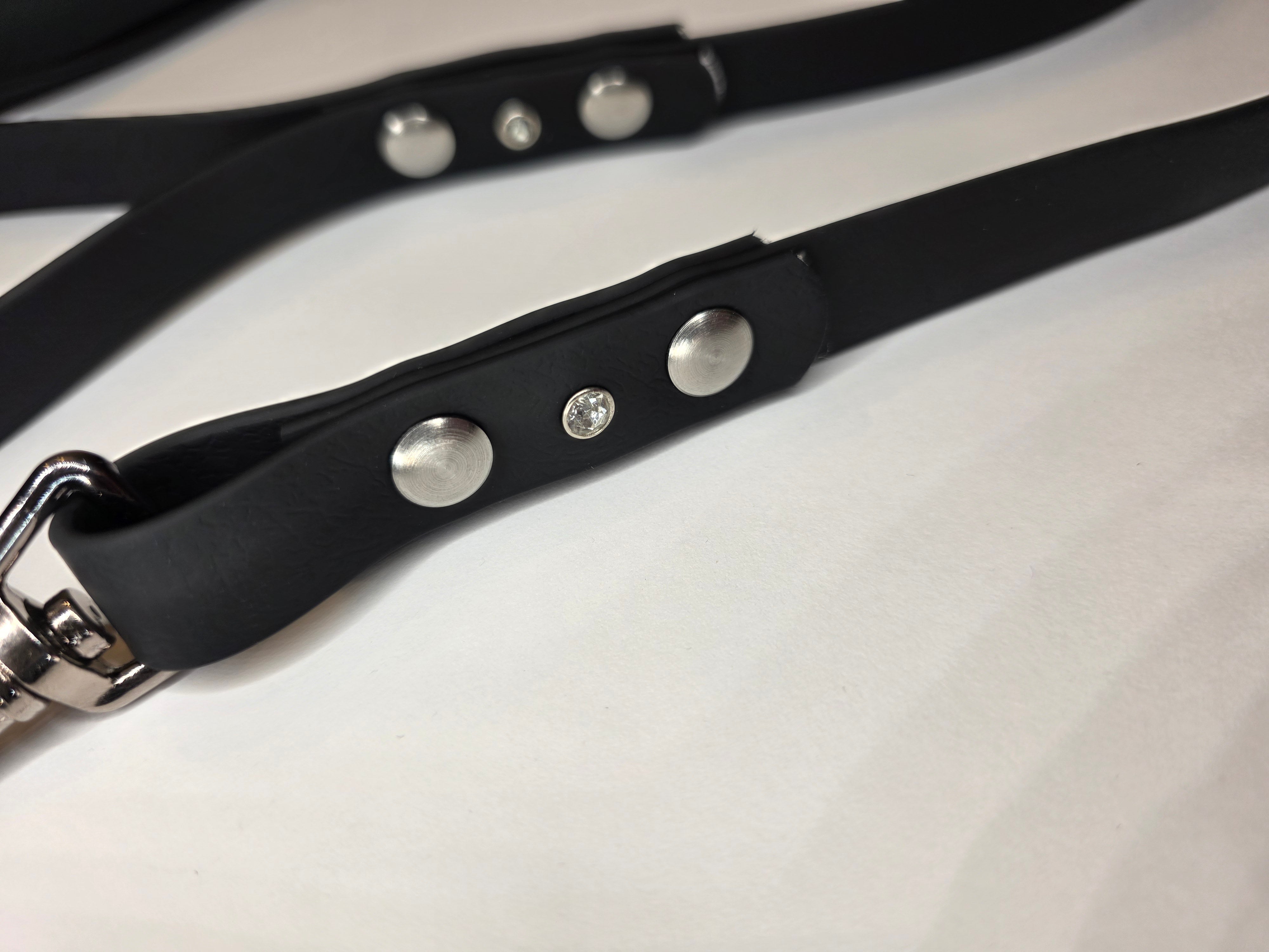 Pavadėlis dengtas PVC, Juodas su baltu kristaliuku