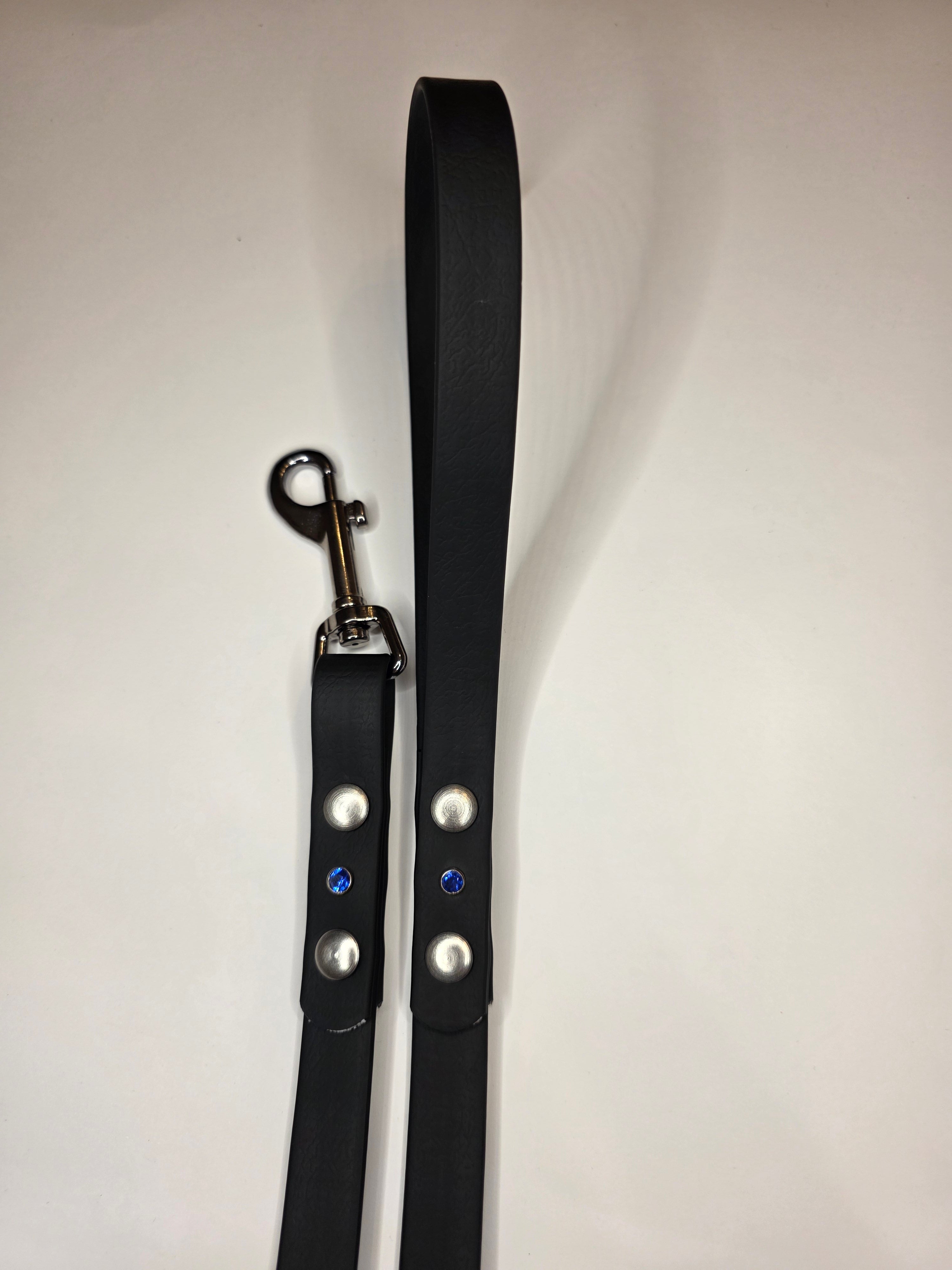 Pavadėlis dengtas PVC, Juodas su mėlynu kristaliuku