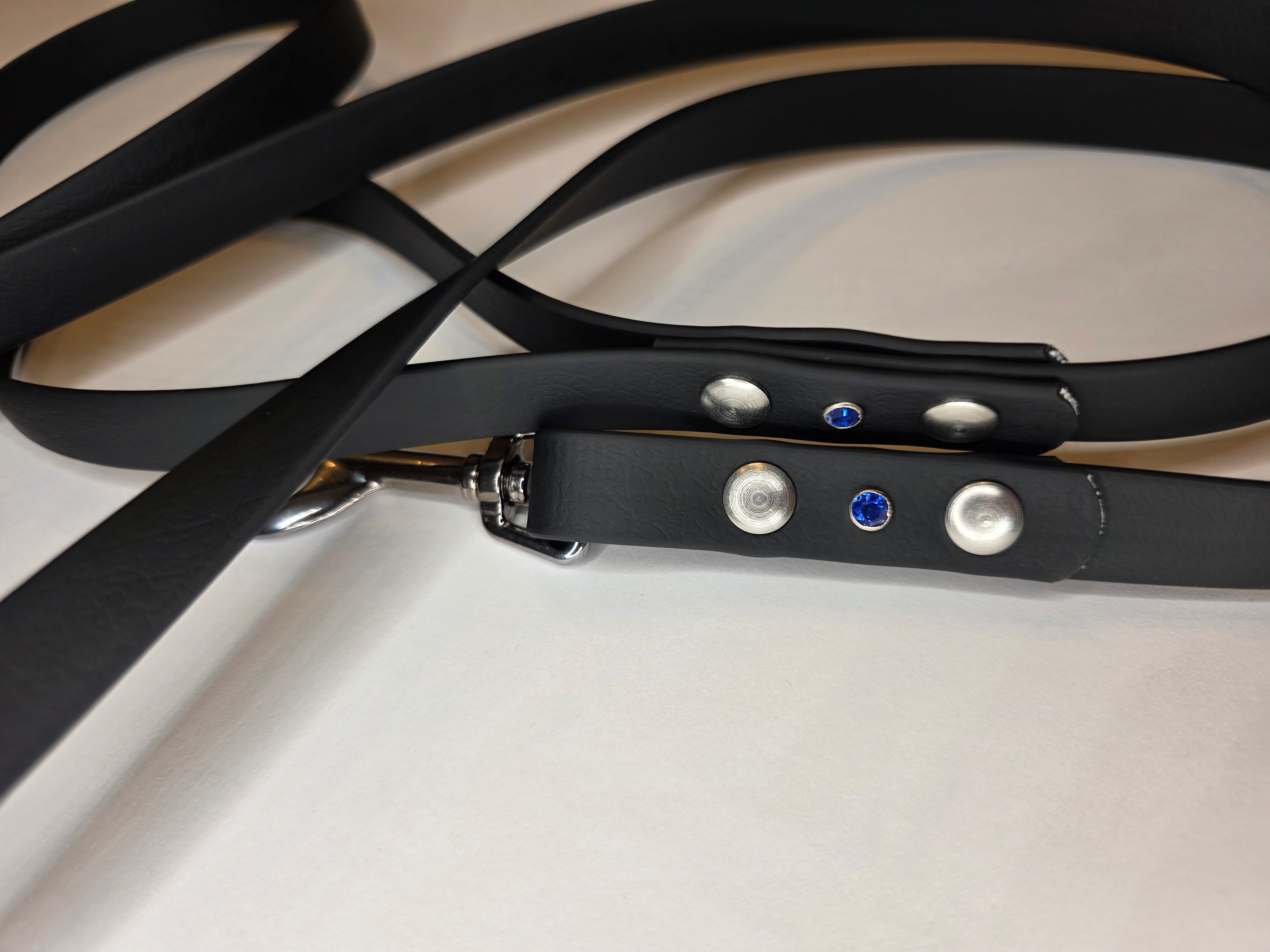 Pavadėlis dengtas PVC, Juodas su mėlynu kristaliuku