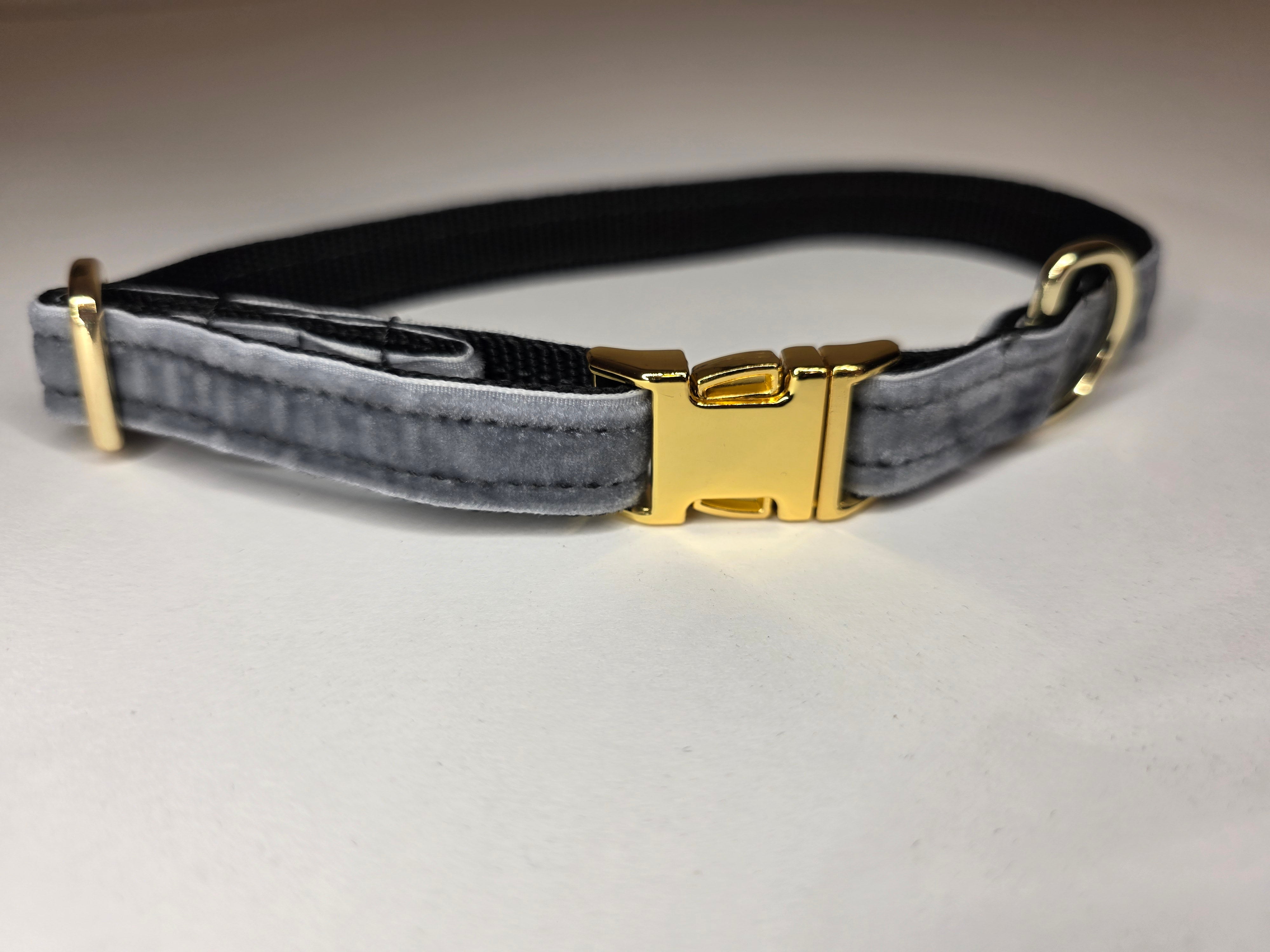 Reguliuojamas antkaklis, apsiūtas veliūru, pilkas