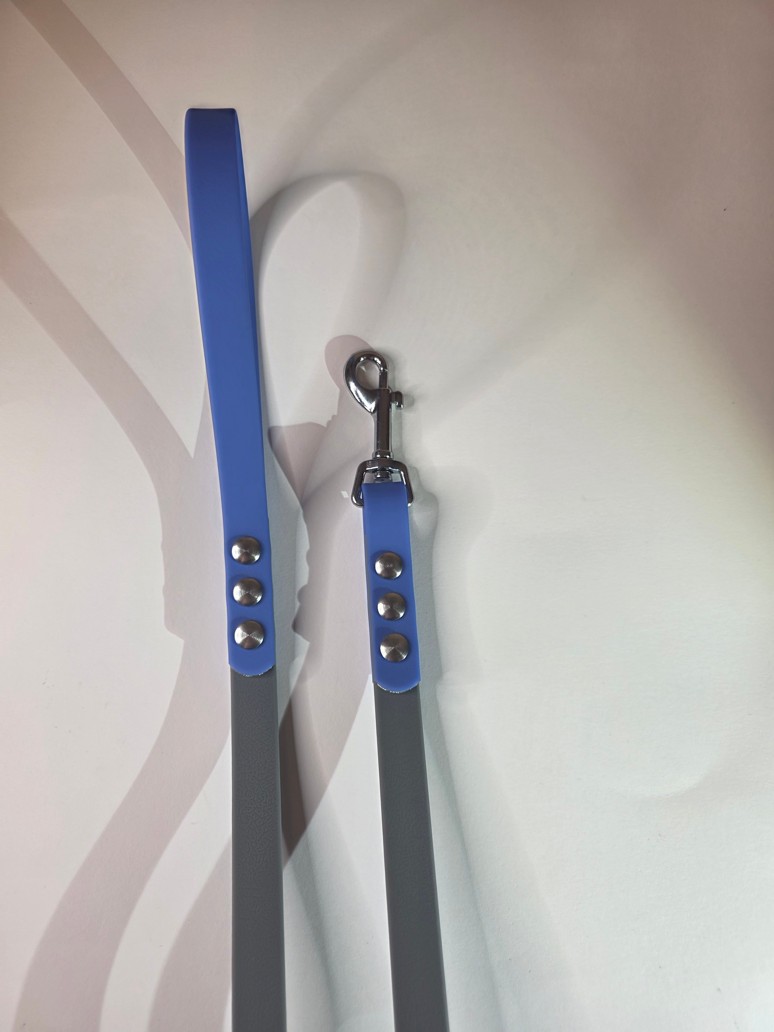 Pavadėlis dengtas PVC, pilkas su mėlyna rankena