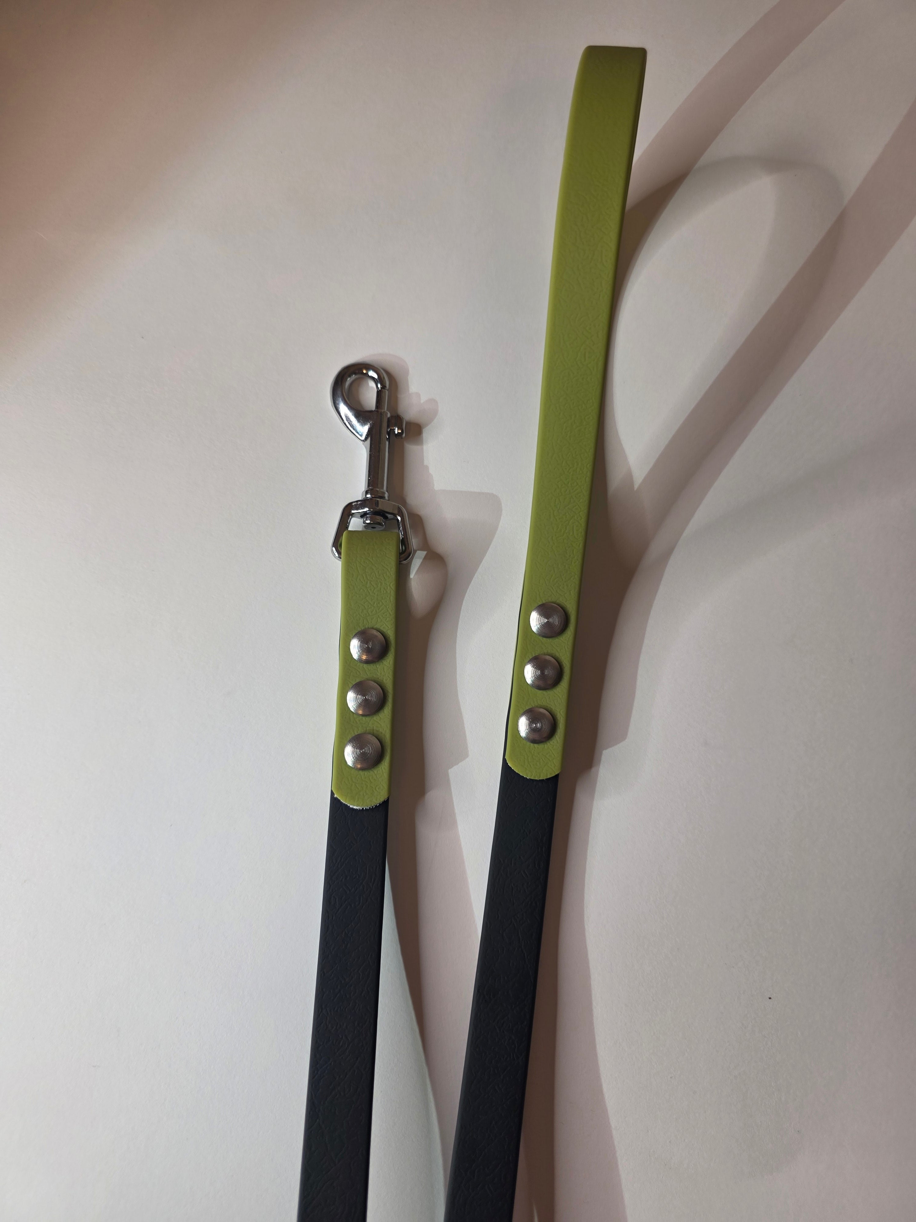 Pavadėlis dengtas PVC, juodas su žalia rankena