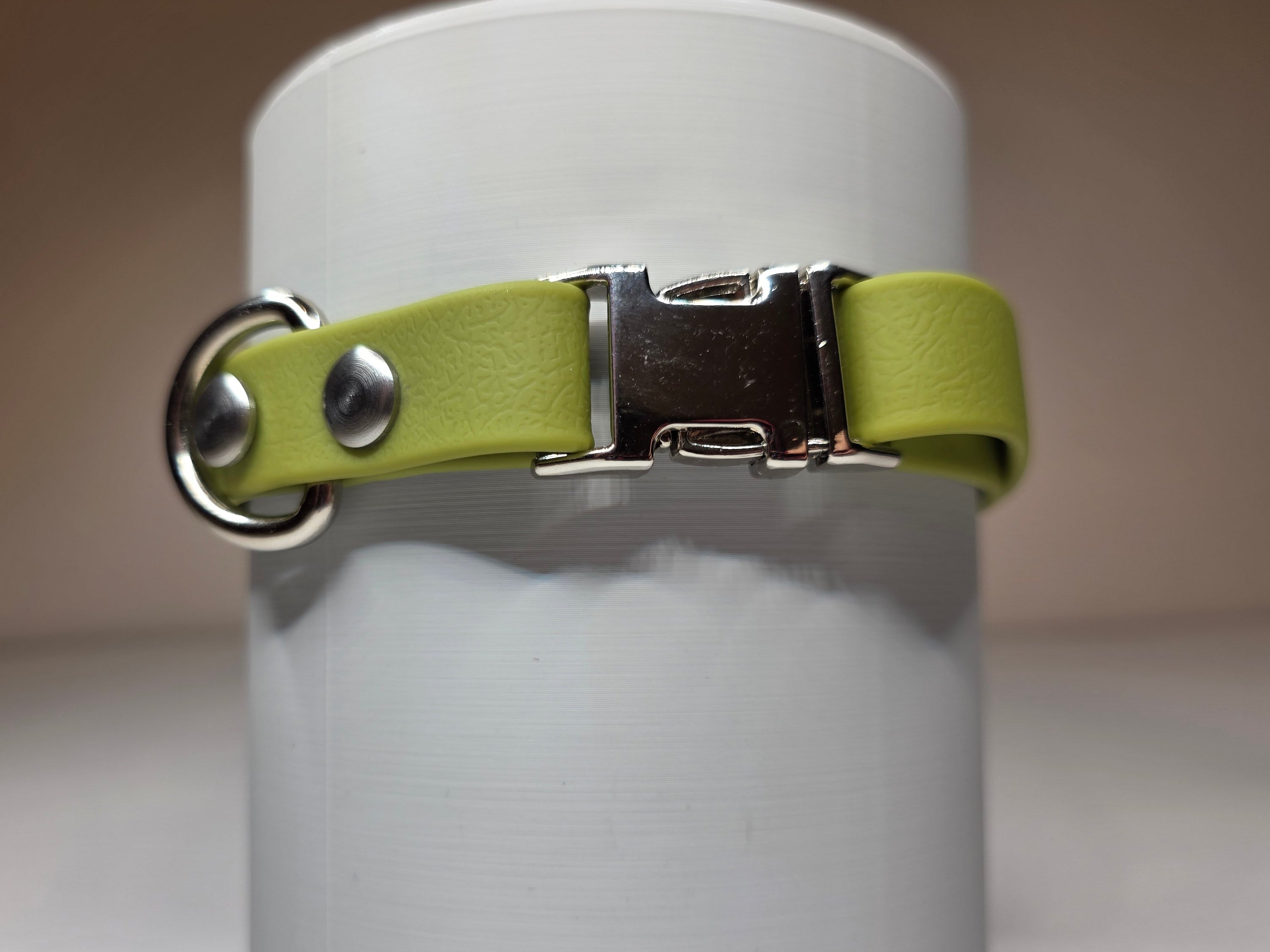 Reguliuojamas antkaklis dengtas PVC, žalias