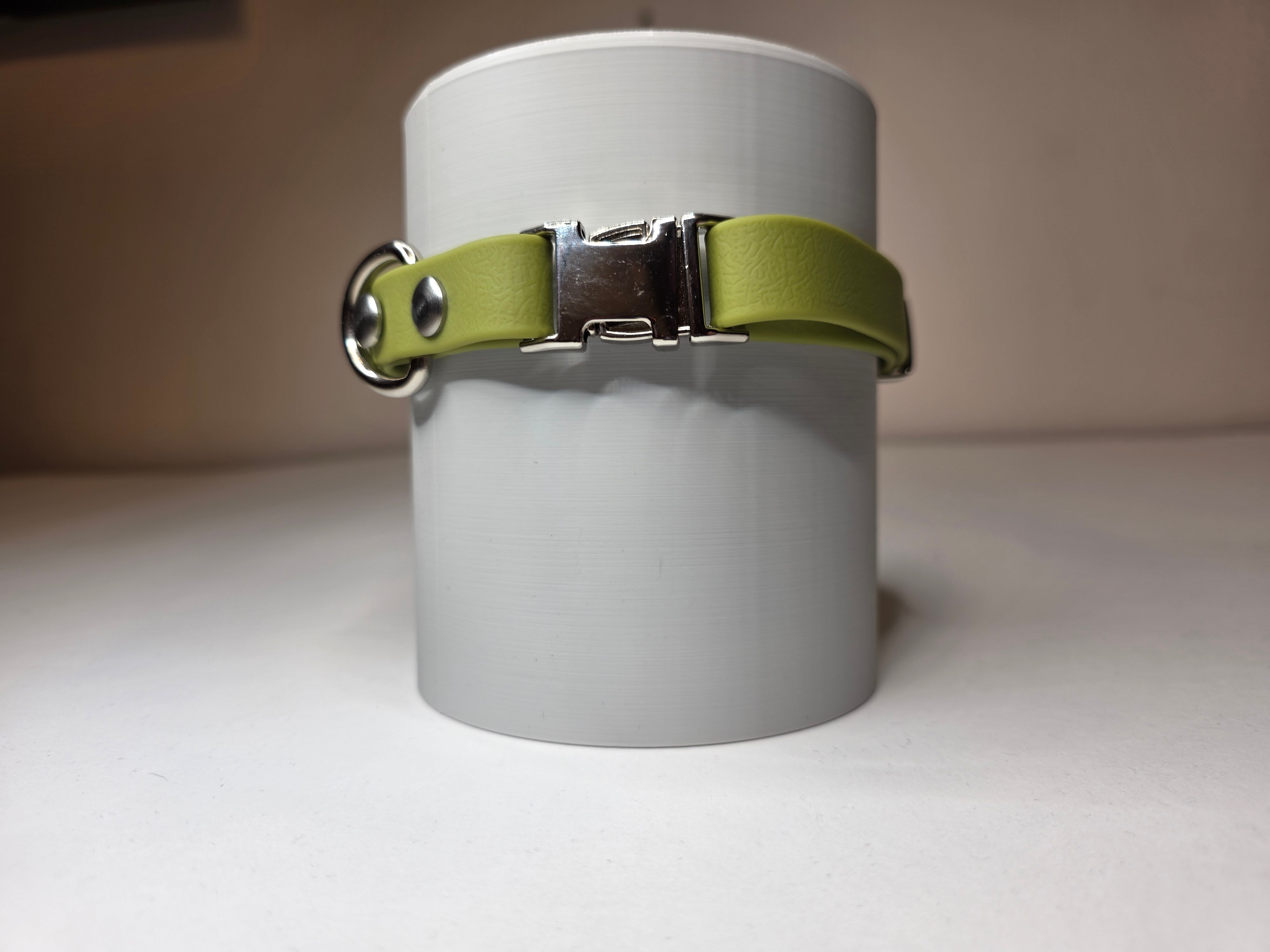 Reguliuojamas antkaklis dengtas PVC, žalias