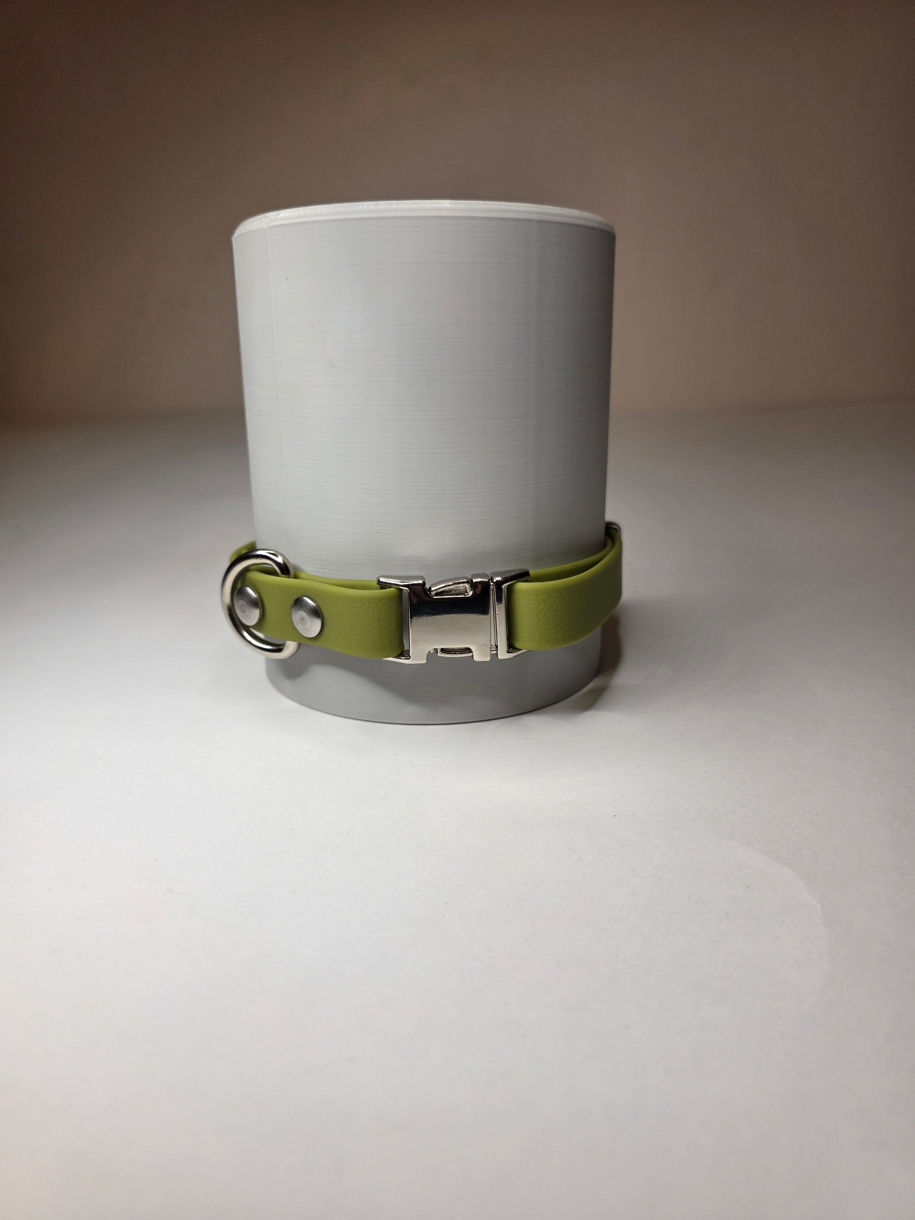 Reguliuojamas antkaklis dengtas PVC, žalias