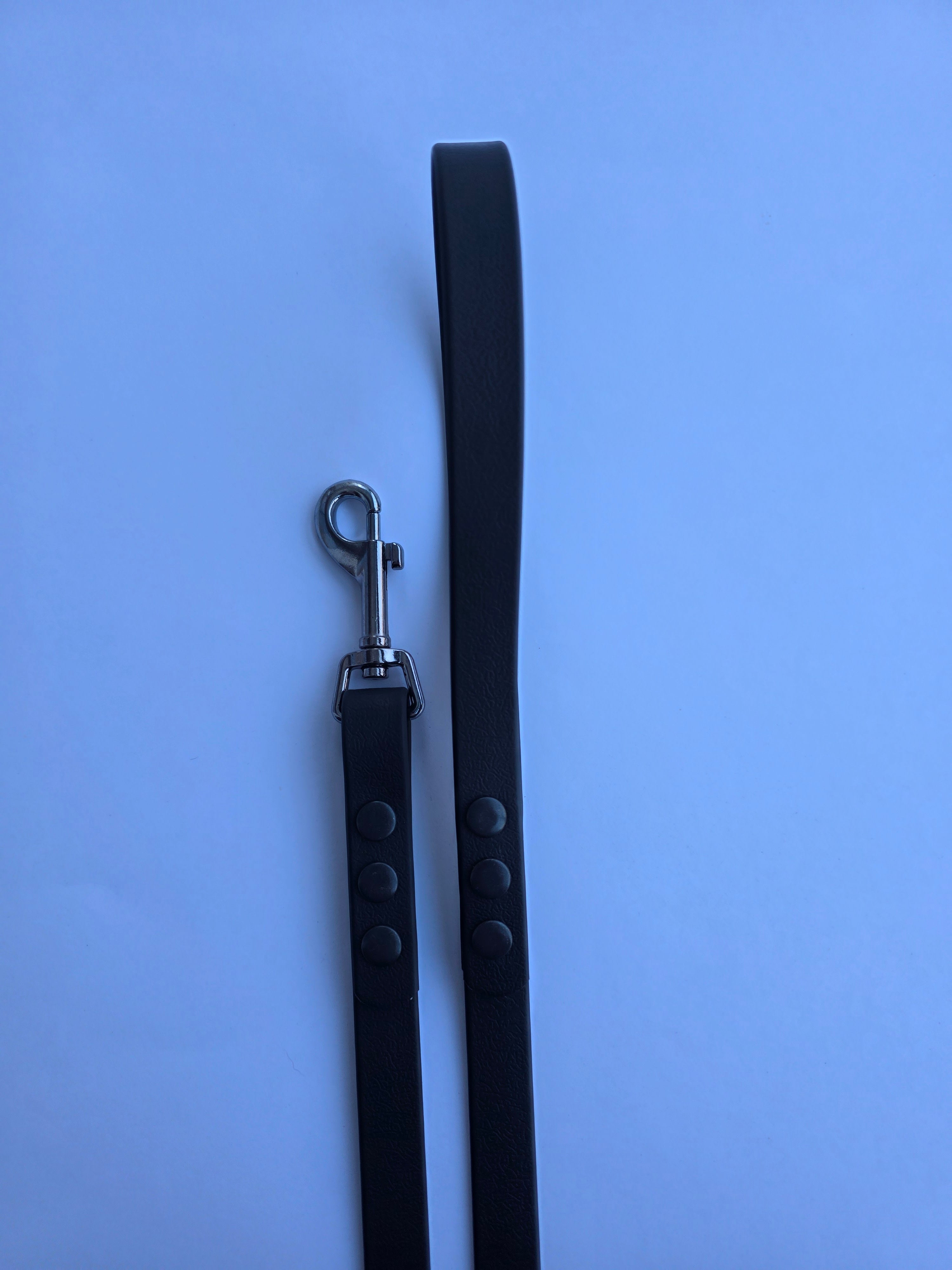 Pavadėlis dengtas PVC, Juodas su juodomis kniedėmis ir chromo karabinu (NEBUS DAUGIAU GAMINAMI)