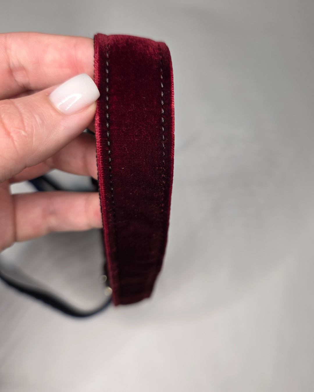 Reguliuojamas antkaklis, apsiūtas veliūru, raudonas